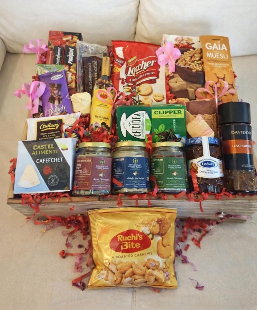 Assorted Nuts Gift Tray (18 Items) — Premium Dry Fruits & Healthy Snacks Hamper
